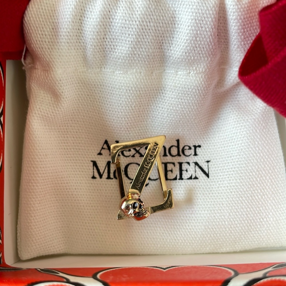 NEW in box Alexander McQueen Gold Plated Skull Shoelace Purse Charm Letter Z